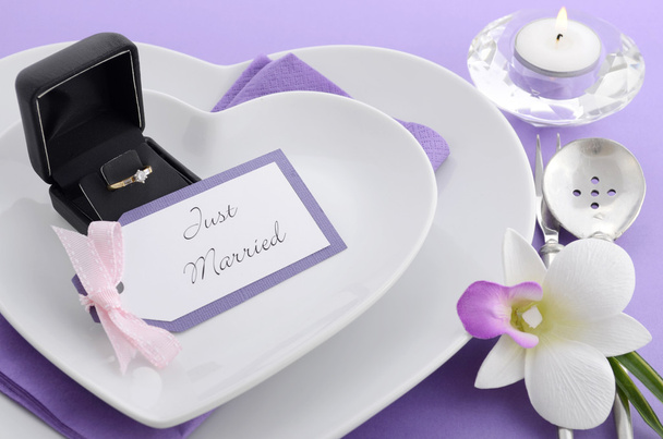 Фиолетовый тематический свадебный стол
.  - Фото, изображение