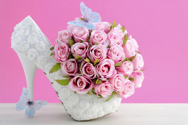 ピンクと白のテーマの結婚式のブーケのコンセプト.  - 写真・画像