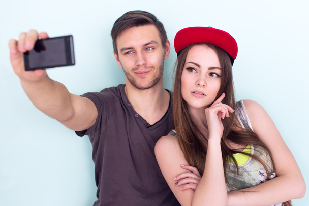 Pár meg selfie együtt véve nyári ruhák farmert visel rövidnadrág jeanswear utcai városi stílusú alkalmi szórakozás. - Fotó, kép