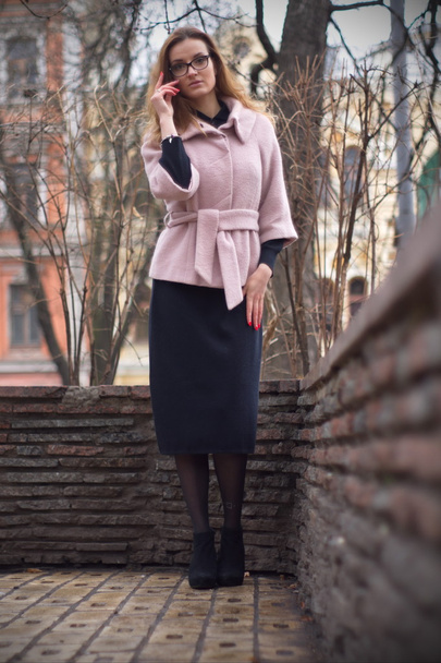 κοπέλα σε ένα πορτρέτο του ροζ παλτό στο Κίεβο - Φωτογραφία, εικόνα
