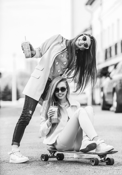 Hipster dziewczyny przy selfie w kontekście miast - pojęcie przyjaźni i zabawa z nowych trendów i technologii - przyjaciele eternalizing tej chwili z aparatu - Zdjęcie, obraz