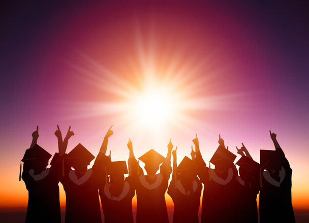Silhouette von Studenten, die ihren Abschluss feiern und die Sonne beobachten - Foto, Bild