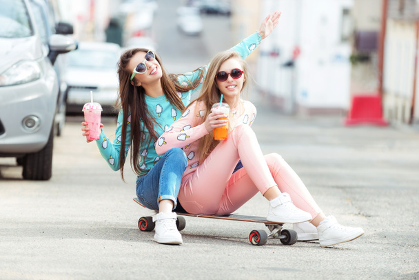 Hipster namoradas tirar uma selfie no contexto urbano da cidade - Conceito de amizade e diversão com novas tendências e tecnologia - Melhores amigos eternizando o momento com câmera
 - Foto, Imagem