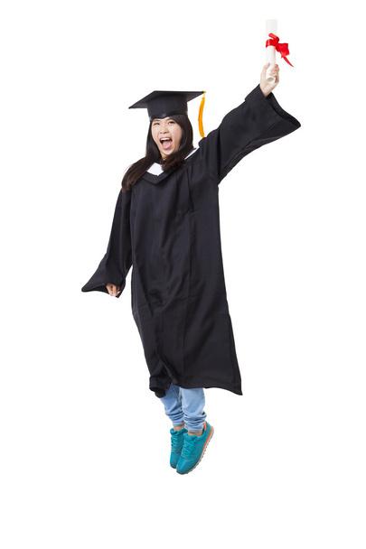 Счастливый студент в выпускном халате прыгает изолированным на белом
 - Фото, изображение