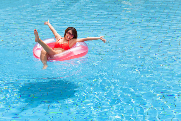 heureux jeune femme relaxant dans la piscine
 - Photo, image