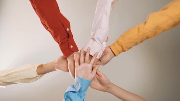 Πανοραμική βίντεο ευτυχισμένη ασιατική επιχείρηση startup υπάλληλος φορώντας πολύχρωμα casual ύφασμα κάθονται γύρω από μαζί στοίβα χέρι μαζί και να αυξήσει το χέρι σύμβολο της αρμονίας ομάδα, θετικό περιβάλλον εργασίας. Συνεργική - Πλάνα, βίντεο