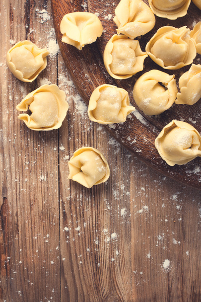 hausgemachte rohe italienische Tortellini - Foto, Bild