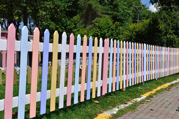 barevné plot, mnoho barev dřeva - Fotografie, Obrázek