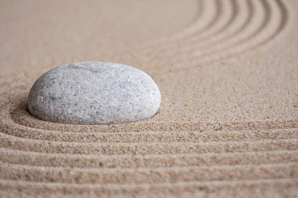 Камінь на піску з налаштованим місцем для тексту або повідомлення. - Фото, зображення
