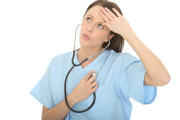 Linda jovem médica ouvindo seu próprio coração
 - Foto, Imagem