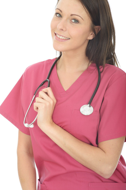 Szép boldog mosolygó fiatal nő orvos visel rózsaszín Színház Scrubs - Fotó, kép