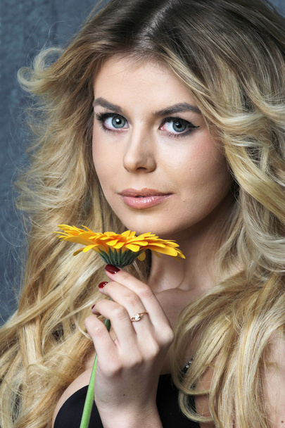 Beauty Portrait. Beautiful Woman with flower. - Foto, Bild