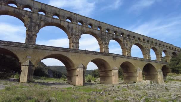 Ancien aqueduc romain, Pont du Gard, sous un ciel bleu clair dans la Provence pittoresque, près de la ville de Nîmes en France - Séquence, vidéo