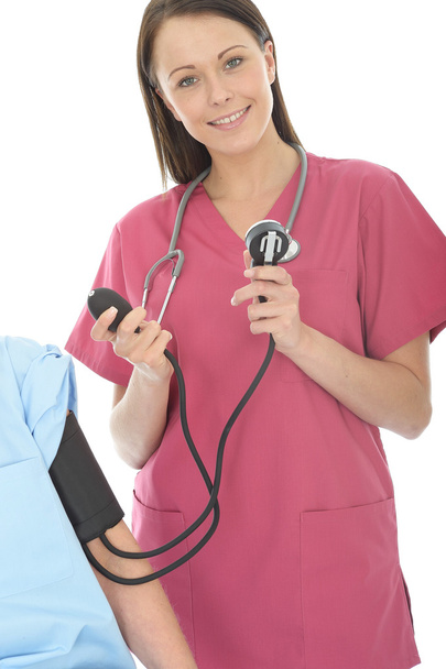 Doctora joven de unos veinte años que toma la presión arterial de una paciente femenina
 - Foto, imagen