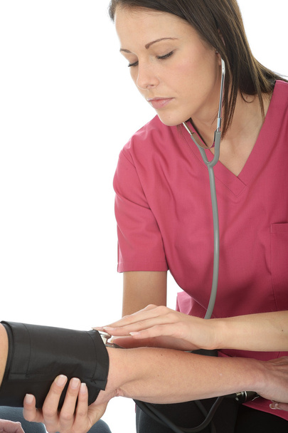 Giovane medico femminile sulla ventina che prende la pressione sanguigna di una paziente donna
 - Foto, immagini