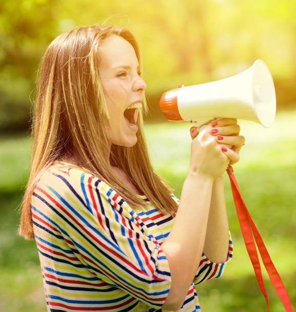 Πορτρέτο της μέσης ηλικίας γυναίκα που φωνάζοντας χρήση τηλεβόα κατά ένα - Φωτογραφία, εικόνα