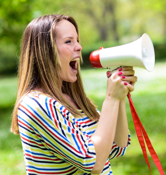 Portrét středního věku ženy křičet, pomocí megafonu proti - Fotografie, Obrázek