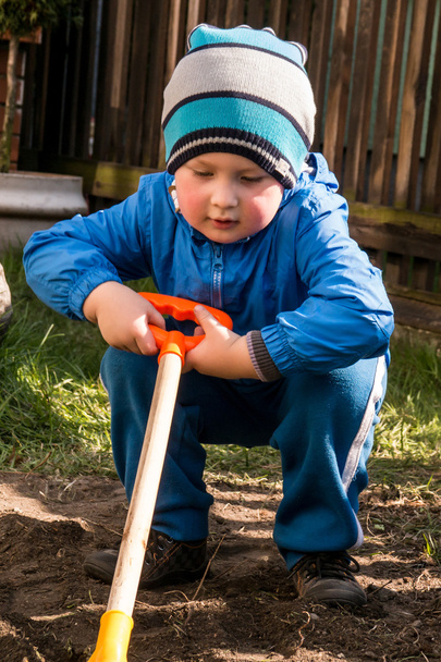 boy shoveling - Foto, afbeelding