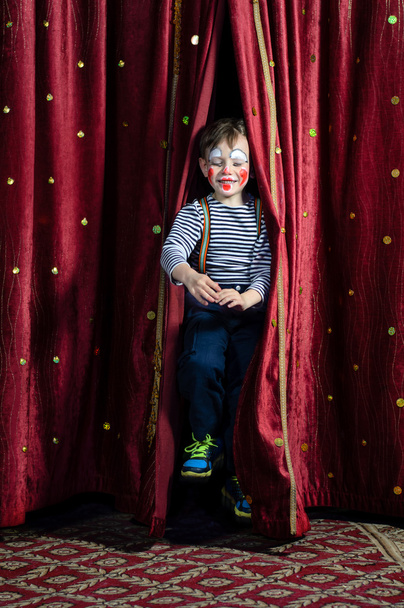 Jongen Clown springen door podiumgordijnen - Foto, afbeelding