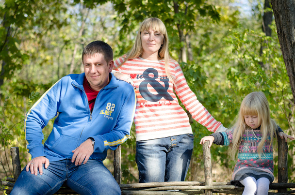 Kis család vesz egy jelent: a kert kerítés - Fotó, kép
