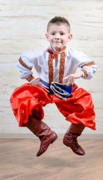 伝統的なダンスを実行するウクライナの子供 - 写真・画像