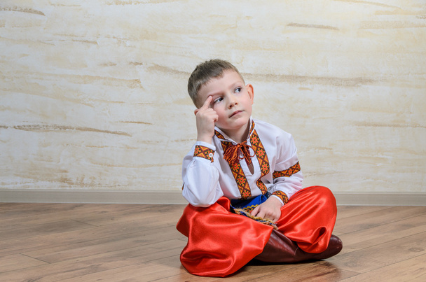 Roztomilý mladý chlapec sedící myšlení - Fotografie, Obrázek