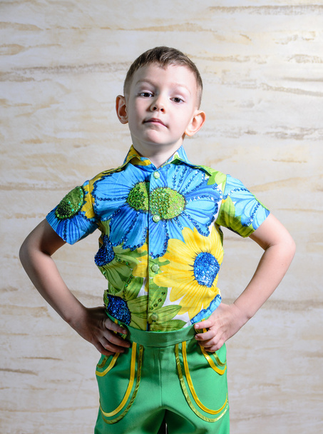 Garçon portant une chemise d'impression florale avec des mains sur les hanches
 - Photo, image