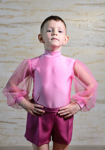 スタジオでポーズをとってピンク ダンス衣装を着て少年 - 写真・画像