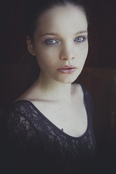 Close-up portret atrakcyjna młoda kobieta - Zdjęcie, obraz