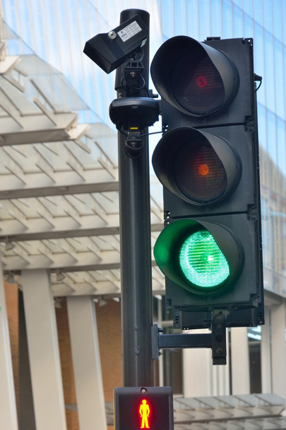 semáforo da cidade em verde
 - Foto, Imagem
