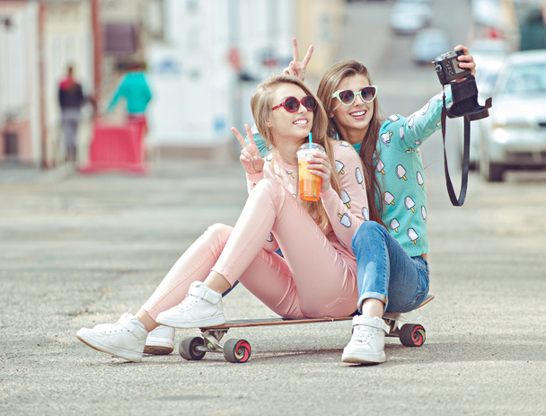 流行に敏感なガール フレンド撮影都市コンテキスト - 友情と楽しい新しいトレンドと技術の概念 - の selfie のカメラで瞬間を eternalizing の最高の友達 - 写真・画像
