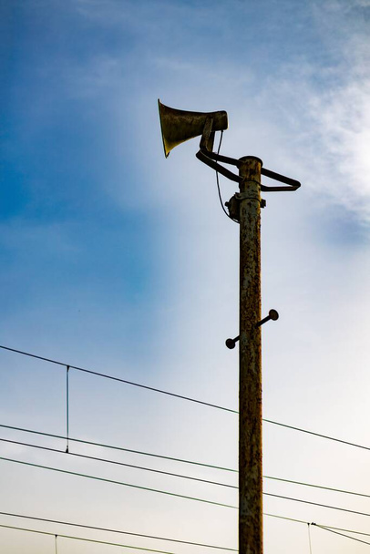 Old loudspeaker against blue sky - Fotoğraf, Görsel