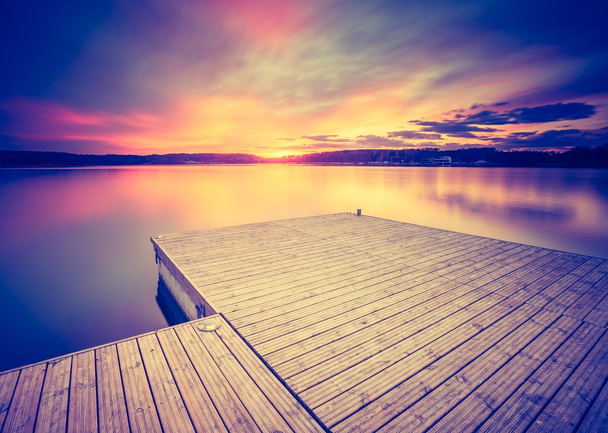 Zachód słońca nad spokojnym jeziorem - Zdjęcie, obraz