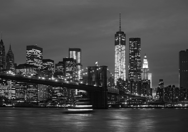 Manhattan v noci se světly a odrazy - Fotografie, Obrázek