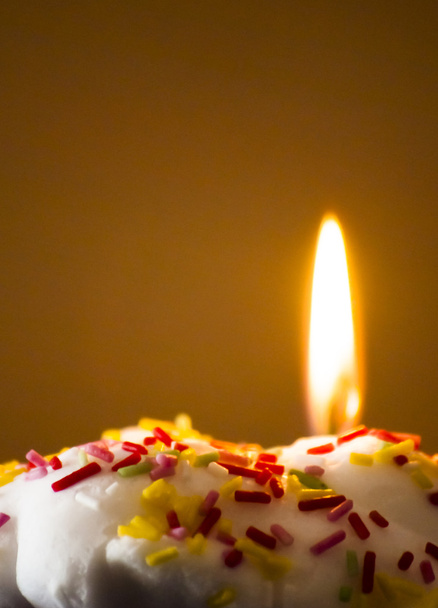 Cupcake mit brennender Kerze - Foto, Bild