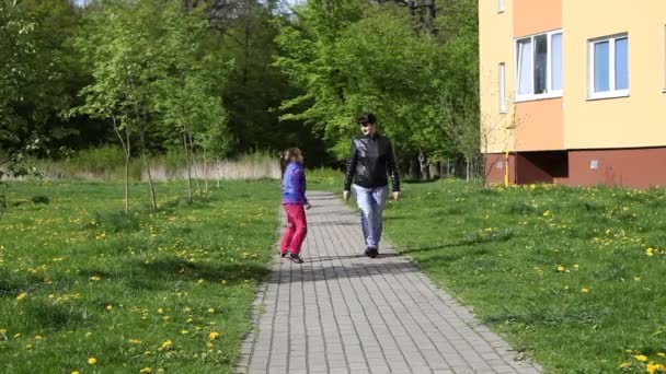Matka i córka chodzenie na torze - Materiał filmowy, wideo