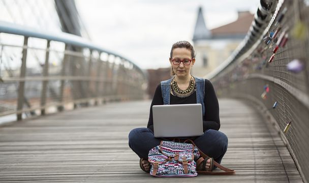 mladá žena sedí s notebookem - Fotografie, Obrázek