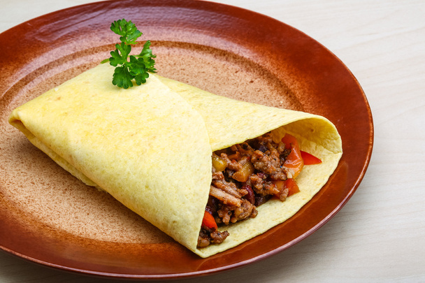 Burrito mit Kräutern im Teller - Foto, Bild