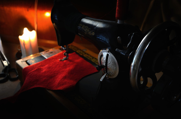 Volante viejo máquina de coser, tela y sastrería tijeras en t
 - Foto, imagen