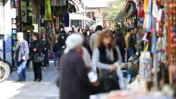 Aika raukeaa ihmiset ostoksilla Ateenassa
 - Materiaali, video