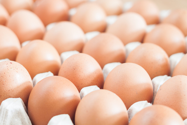 Huevos de pollo frescos cerrados
 - Foto, Imagen