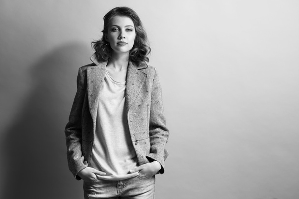 Portrait de beau modèle en jean et veste, dans les tons de gris
 - Photo, image