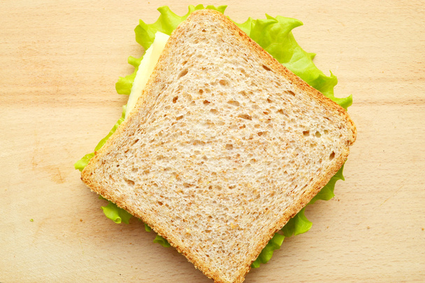 Nagy vegetáriánus sandwith, sajt és saláta saláta - Fotó, kép