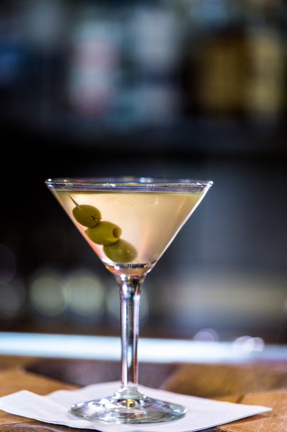 Martini met olijven close-up - Foto, afbeelding