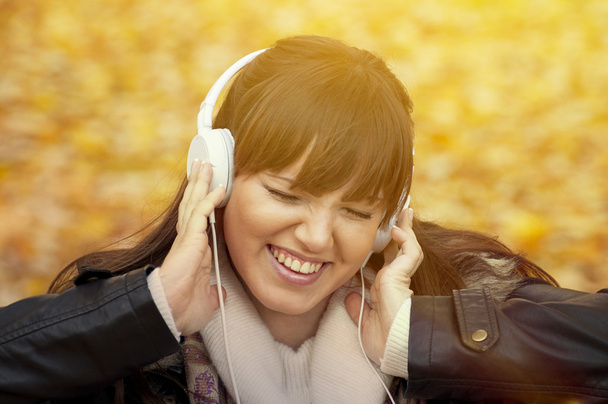 Closeup portrait of a beautiful happy woman listening to music  - Foto, afbeelding