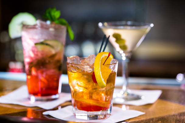 Cocktails colorés sur la table du bar
 - Photo, image