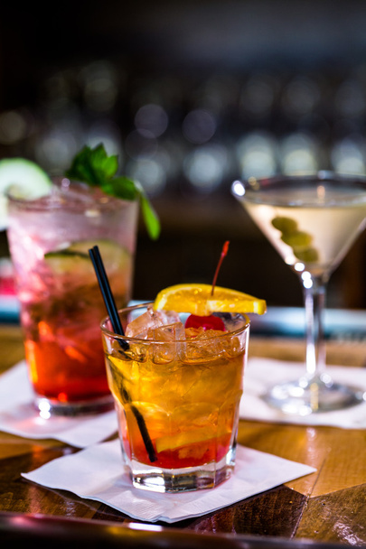 Kleurrijke cocktails op de bar tafel - Foto, afbeelding