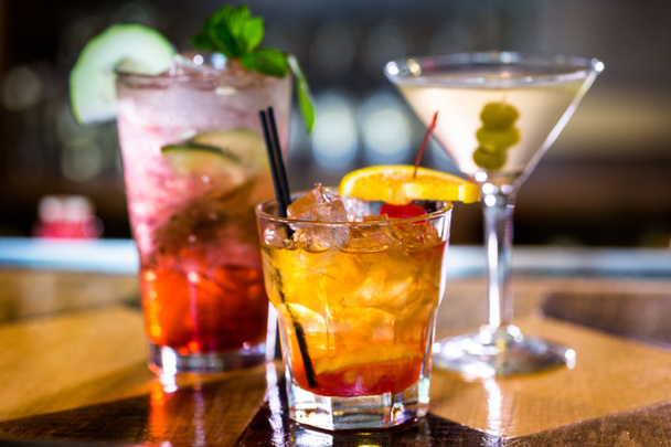 Värikkäitä cocktaileja baaripöydällä
 - Valokuva, kuva