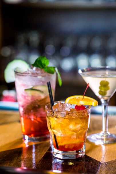 Красочные коктейли на барном столе
 - Фото, изображение