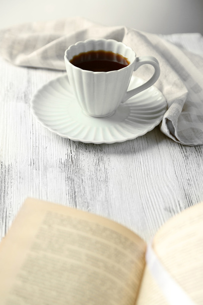 Cup of coffee and book - Foto, afbeelding